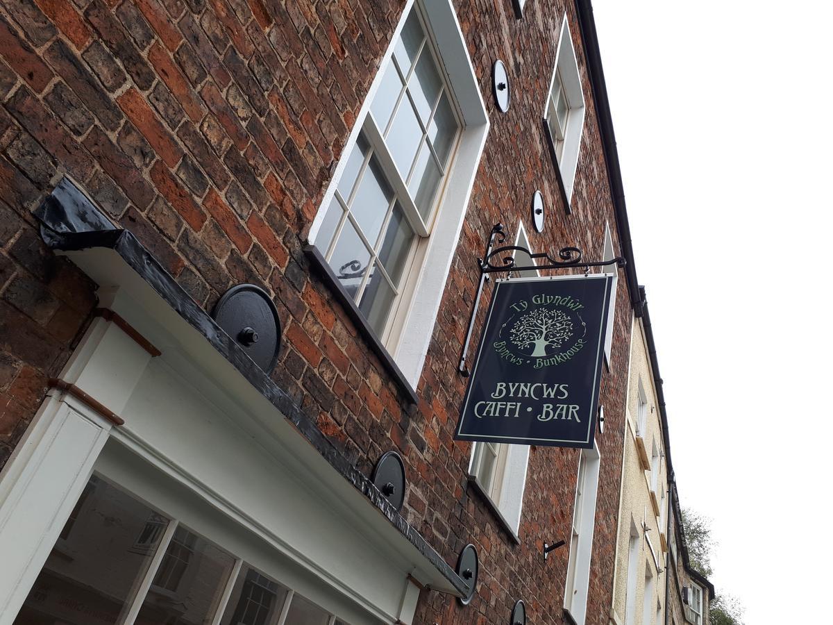 Ty Glyndwr Bunkhouse, Bar And Cafe Pansiyon Caernarfon Dış mekan fotoğraf