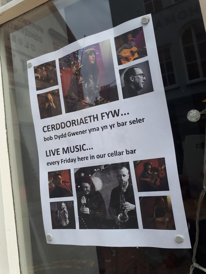 Ty Glyndwr Bunkhouse, Bar And Cafe Pansiyon Caernarfon Dış mekan fotoğraf